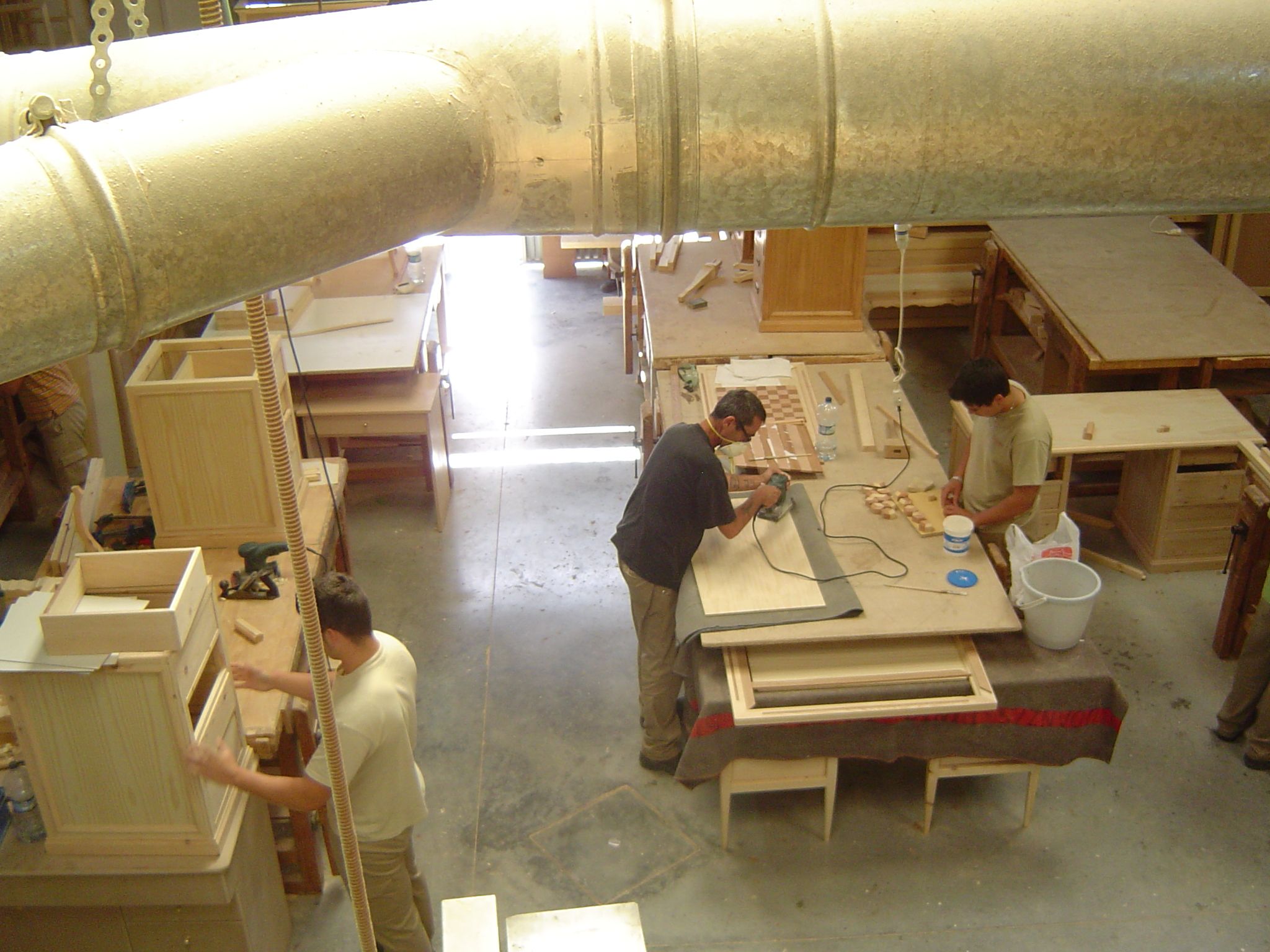 Alumnos haciendo prácticas de carpintería.Málaga