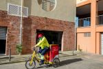 Comida a domicilio en triciclo eléctrico transportado por ECOSOL de Cáritas Girona