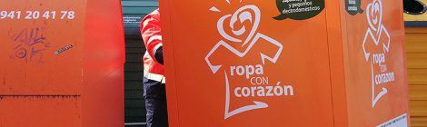Cáritas Chavicar renueva sus contenedores de Ropa con Corazón para la recogida de textil